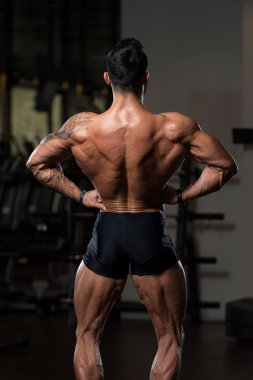 Adam iyi eğitimli cesedini gösterilen spor salonunda