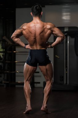 Kaslı adam sırt kasları poz esneme