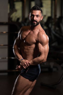 spor salonunda duran ciddi vücut geliştirmeci