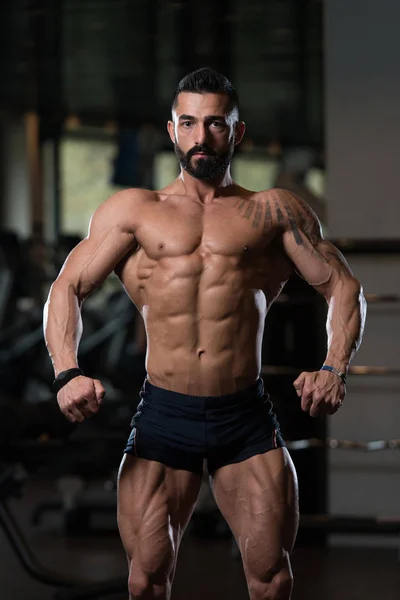 Hombre guapo flexionando músculos — Foto de Stock