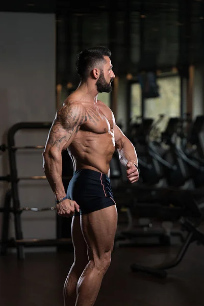 BodyBuilder sérieux debout dans la salle de gym — Photo