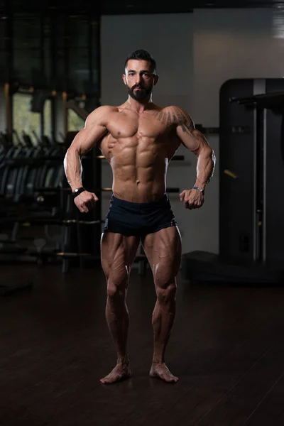 Przystojny muskularny mężczyzna muskuły w siłowni — Zdjęcie stockowe