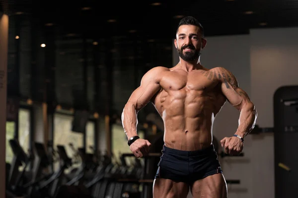 Hombre guapo flexionando músculos — Foto de Stock