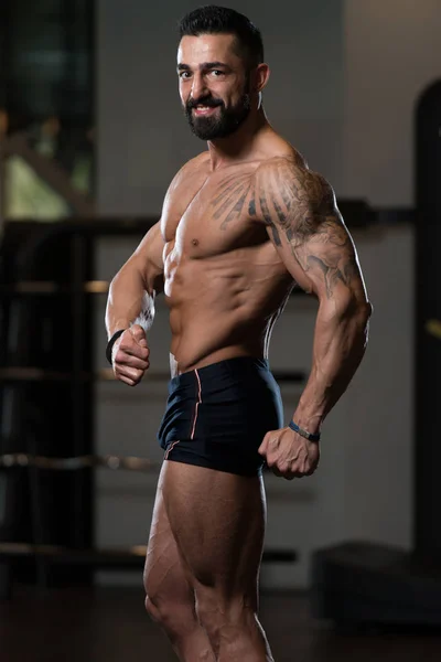 물리적으로 맞는 근육 질 남자의 초상화 — 스톡 사진