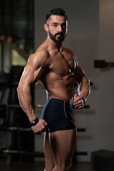 Bodybuilder buigen spieren — Stockfoto