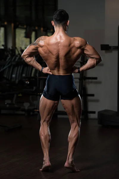 Muskularny mężczyzna poza mięśnie pleców — Zdjęcie stockowe