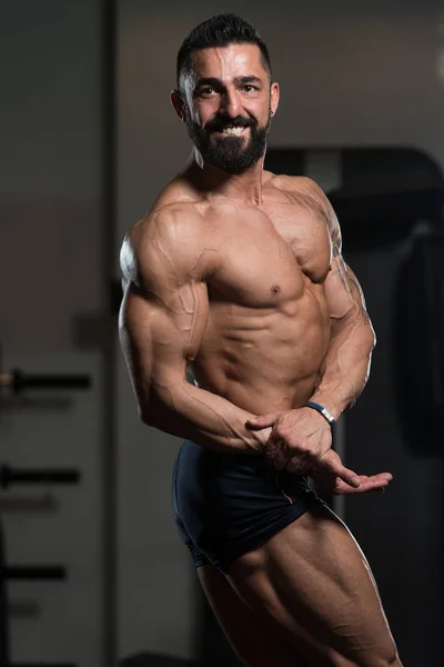 물리적으로 맞는 근육 질의 젊은 남자의 초상화 — 스톡 사진