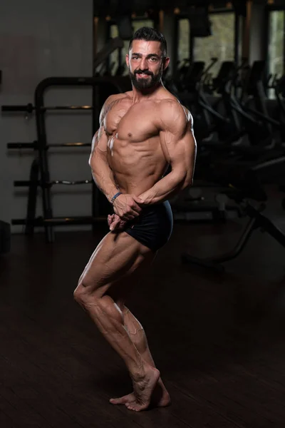 De pie fuerte en el gimnasio —  Fotos de Stock