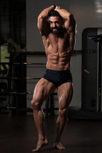 Serious BodyBuilder de pie en el gimnasio — Foto de Stock