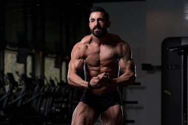 Yakışıklı adam kasların esneme