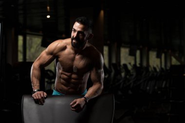 Spor salonu Afther alıştırmada dinlenme çekici genç adam