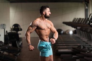 Adam iyi eğitimli cesedini gösterilen spor salonunda