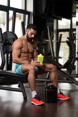 Sakallı adam içme suyu şişe