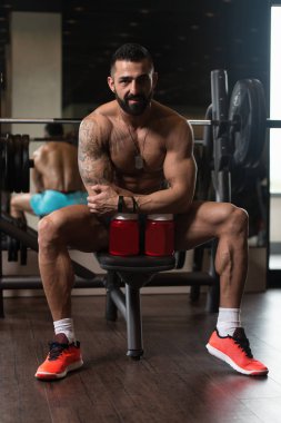 Kopya alanı için Takviyeler ile poz adam