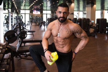 Sakallı adam içme suyu şişe