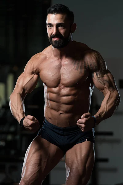 Hombre sano con paquete de seis — Foto de Stock