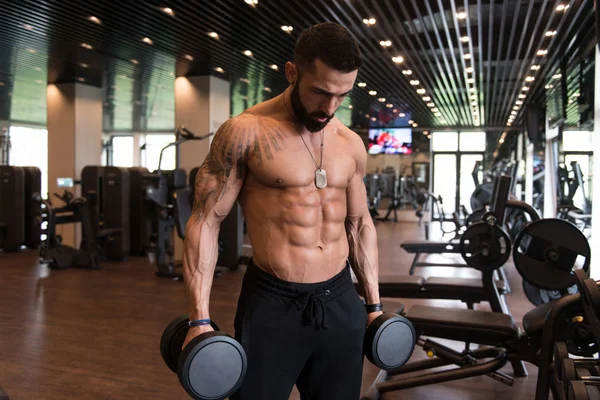 Ejercicio de bíceps con sombrillas en un gimnasio —  Fotos de Stock