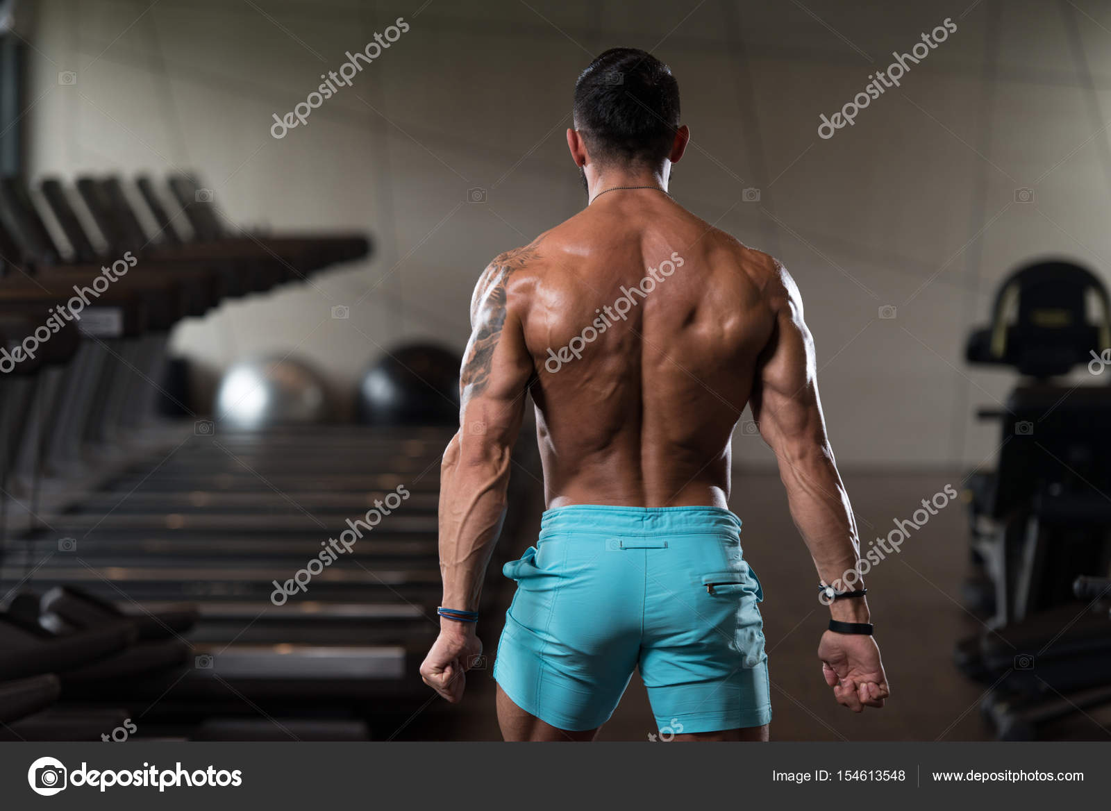 背中の筋肉ポーズを曲げる筋肉の男 ストック写真 C Ibrak 背中の筋肉ポーズを曲げる筋肉の男 ストック写真 C Ibrak
