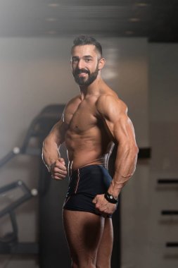 Adam iyi eğitimli cesedini gösterilen spor salonunda