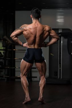 spor salonunda duran ciddi vücut geliştirmeci