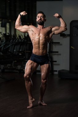 Vücut geliştirmeci Fitness Model çifte kol kası egzersizleri sonra poz