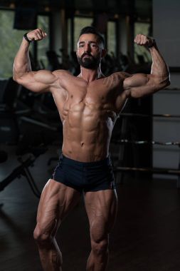 Adam iyi eğitimli cesedini gösterilen spor salonunda