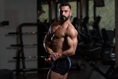 kaslı adam içinde jimnastik salonu kas esneme