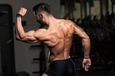 Vücut geliştirmeci pazı egzersizleri sonra poz