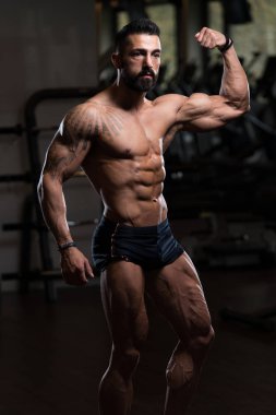 Vücut geliştirmeci pazı egzersizleri sonra poz