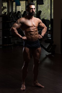 Adam iyi eğitimli cesedini gösterilen spor salonunda