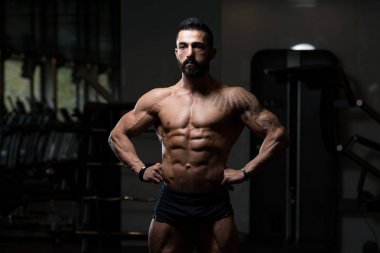 Sağlıklı bir kaslı adam portresi