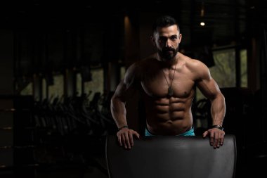 Dinlenme salonunda egzersiz sonrası kas adam