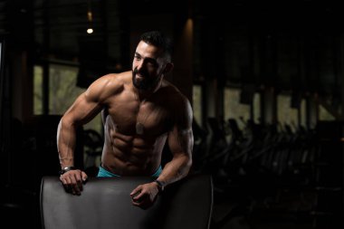 Spor salonu Afther alıştırmada dinlenme çekici genç adam