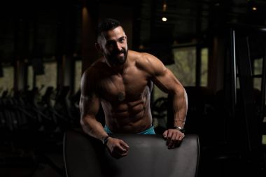 Dinlenme salonunda egzersiz sonrası kas adam