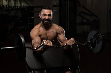 Kaslı adam pazı ile Halter egzersiz