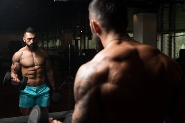 Pazı egzersiz Dumbbells ile adam