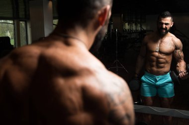 Pazı egzersiz Dumbbells ile adam