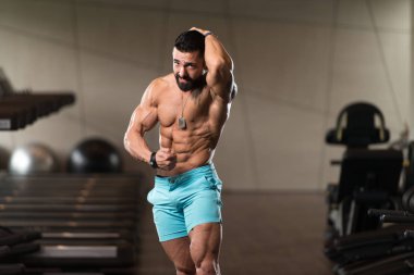 sağlıklı, kaslı, genç bir adam portresi