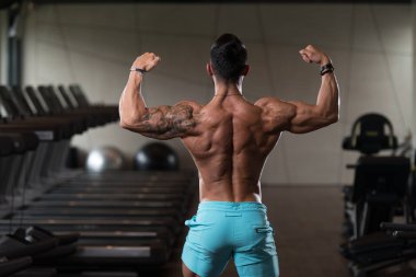 Vücut geliştirmeci Fitness Model çifte kol kası egzersizleri sonra poz