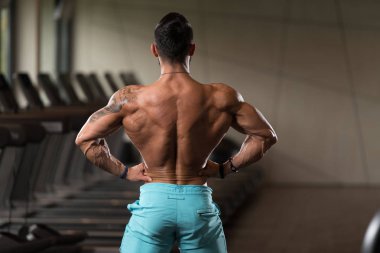 kaslı adam içinde jimnastik salonu kas esneme