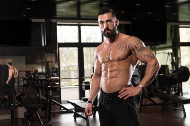 Dinlenme salonunda egzersiz sonrası kas adam