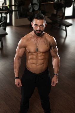 spor salonunda duran ciddi vücut geliştirmeci