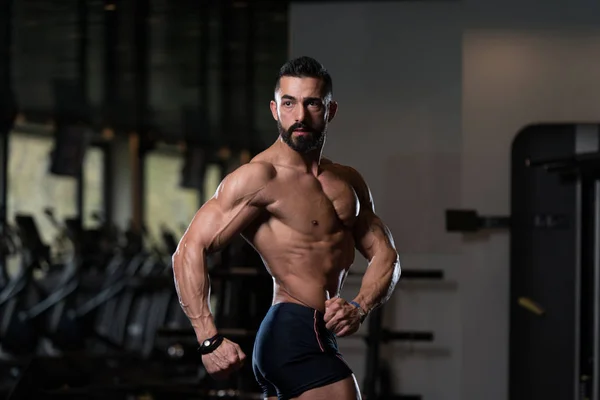 Σοβαρή bodybuilder που στέκεται στο γυμναστήριο — Φωτογραφία Αρχείου