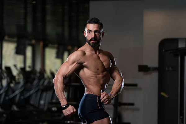 Serious BodyBuilder de pie en el gimnasio — Foto de Stock