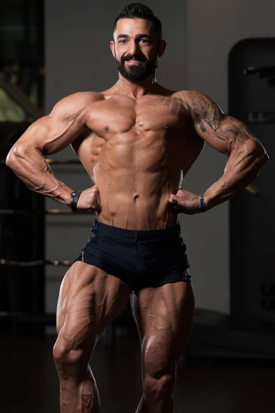 근육 질 남자 근육 포즈를 구부리기 — 스톡 사진