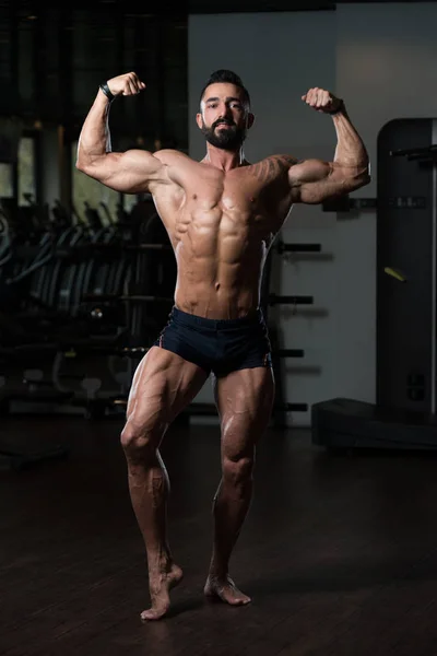 Vücut geliştirmeci Fitness Model çifte kol kası egzersizleri sonra poz — Stok fotoğraf