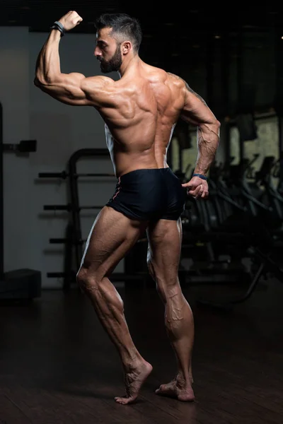 Bodybuilder posant des biceps après des exercices — Photo