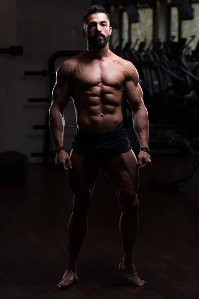 ジムで筋肉を曲げる筋肉の男 — ストック写真