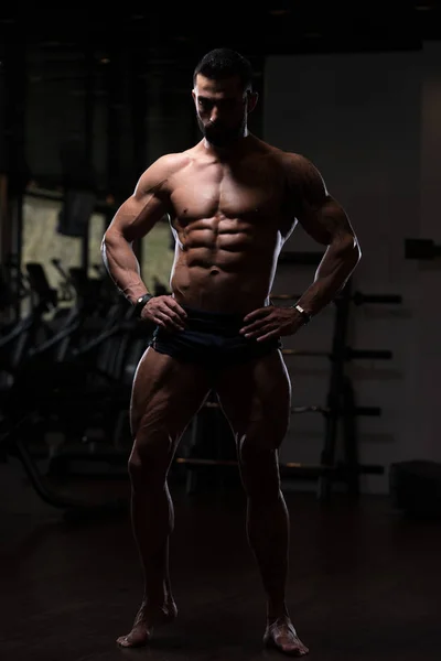 De pie fuerte en el gimnasio — Foto de Stock