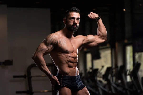 Kulturista pózuje Biceps po cvičení — Stock fotografie